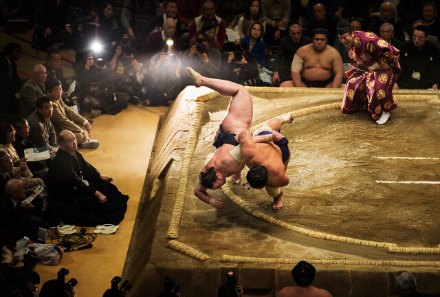 Бросок сумо. Фотограф Джоэл Марклунд
