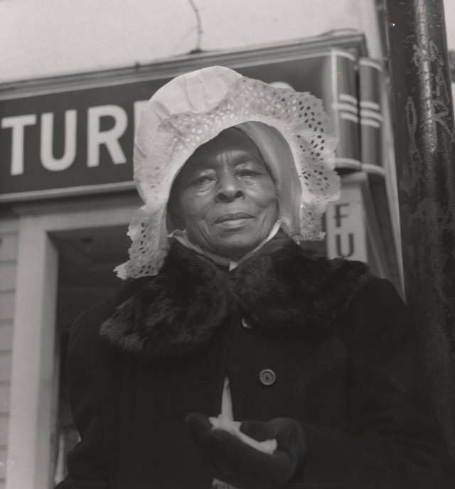 Женщина в чепчике, около 1950. Фотограф Имоджен Каннингем