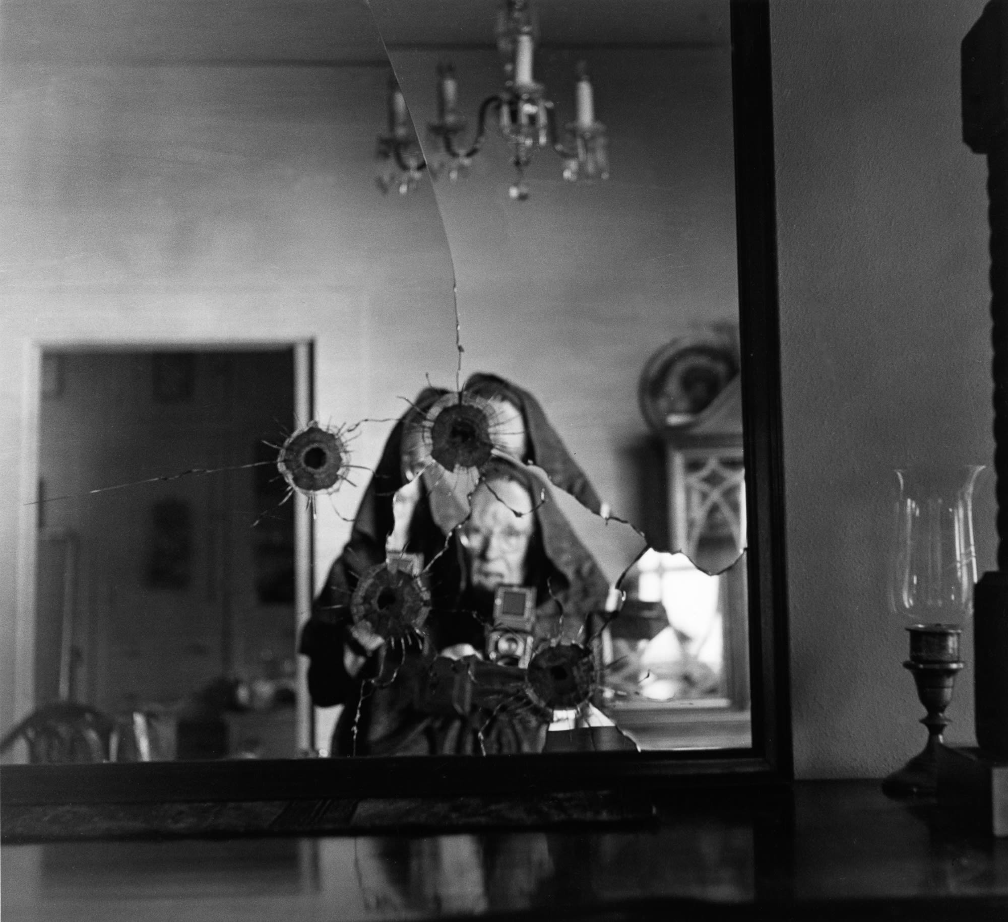 Автопортрет в разбитом зеркале, 1973. Фотограф Имоджен Каннингем