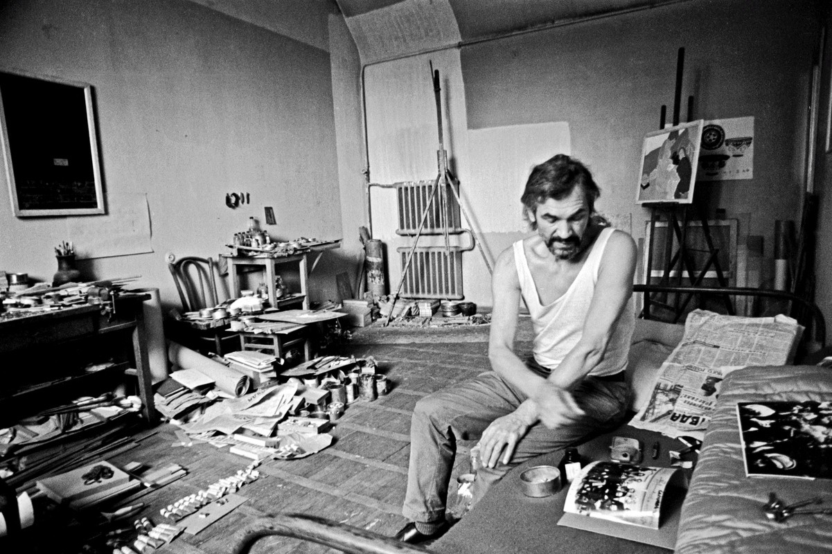 Алексей Тяпушкин в своей мастерской. Москва, 1975. Фотограф Игорь Пальмин