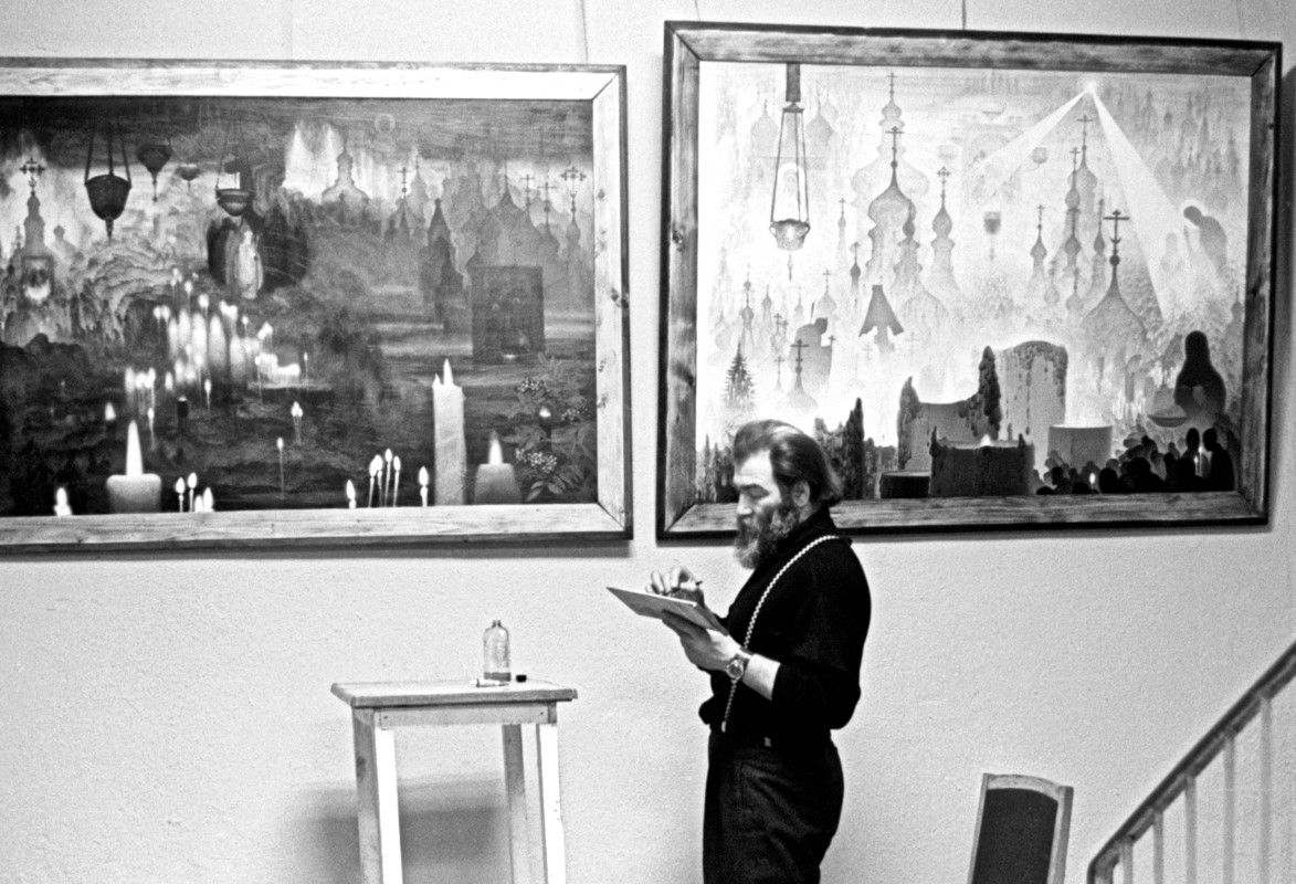Виталий Линицкий на 1-й выставке живописной секции в Горкоме графиков. Москва, 1977. Фотограф Игорь Пальмин