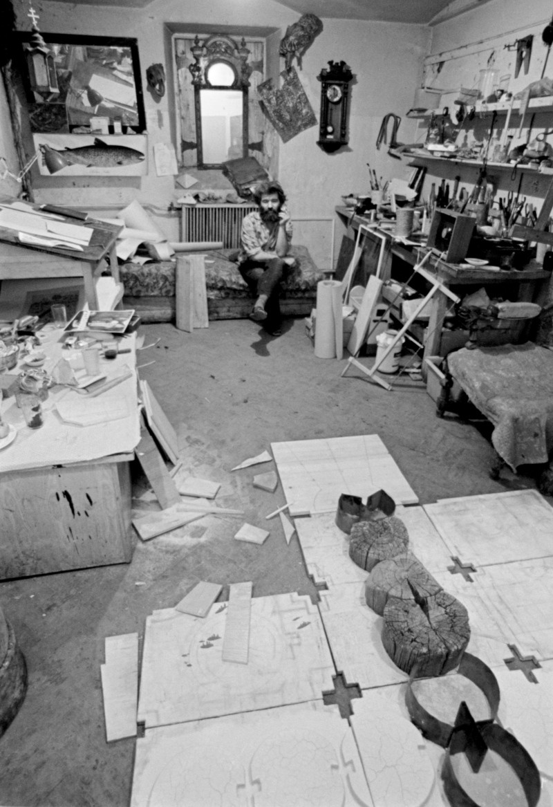 Дмитрий Плавинский в своей мастерской на Садово-Кудринской улице, Москва, 1975. Фотограф Игорь Пальмин