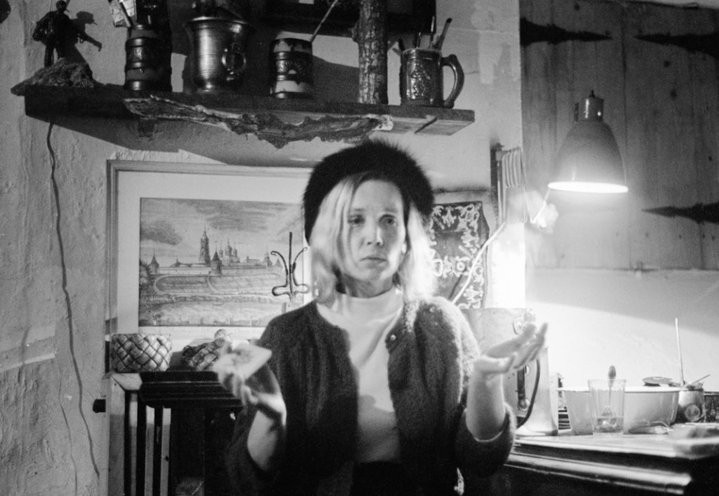 Лидия Мастеркова в мастерской Немухина на Садовой-Кудринской, 1969. Фотограф Игорь Пальмин