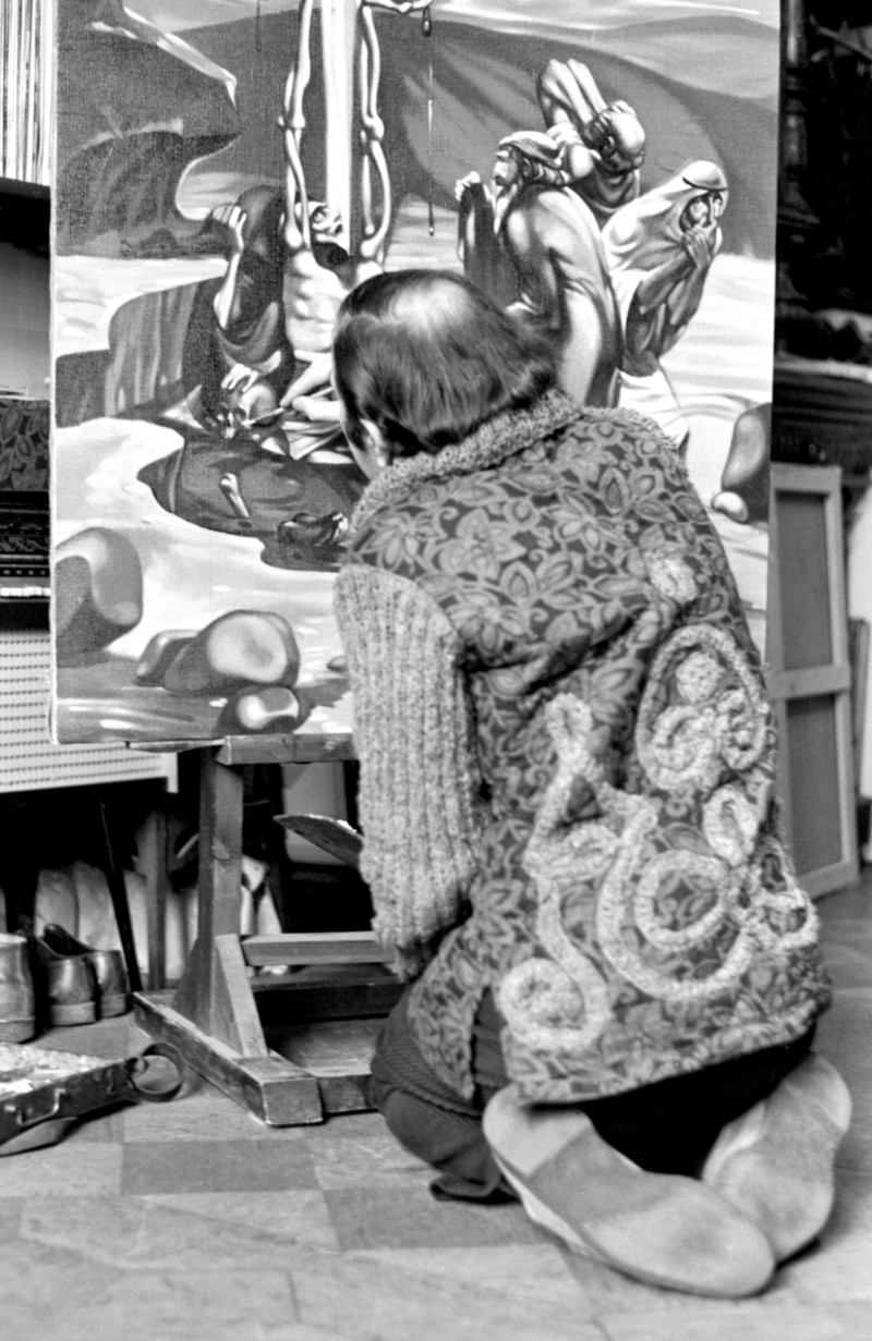Отари Кандауров работает над картиной Голгофа. Москва, 1970. Фотограф Игорь Пальмин