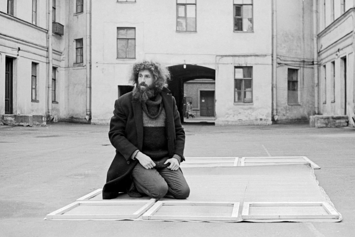 Евгений Рухин во дворе дома, где располагалась его мастерская. Ленинград, 1972. Фотограф Игорь Пальмин