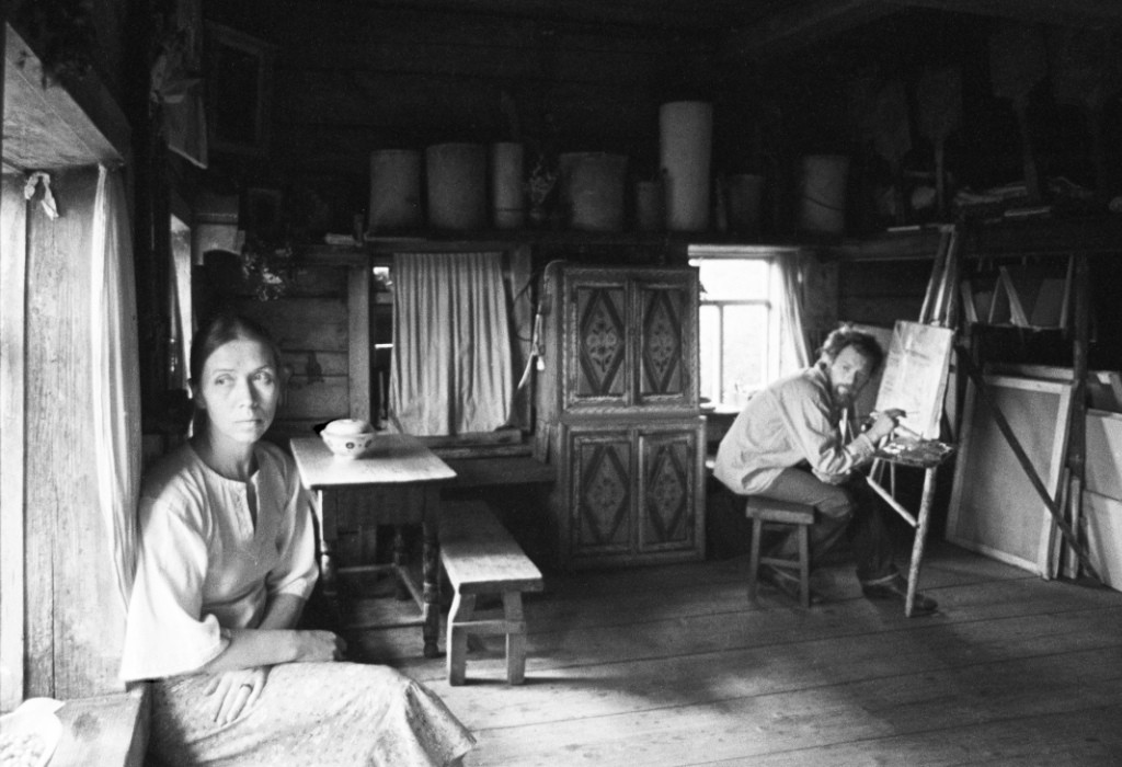 Художник Виктор Харлов с женой Верой в деревенском доме в Кировской области, 1984. Фотограф Игорь Пальмин