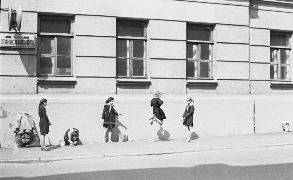 Резиночка. Московские школьницы, 1982. Фотограф Игорь Пальмин
