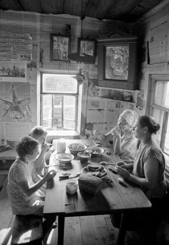 Завтрак в Вологодской области, 1969. Фотограф Игорь Пальмин