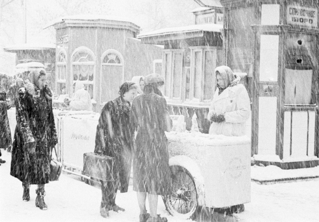 Покупка мороженого, Москва, 1958. Фотограф Игорь Пальмин