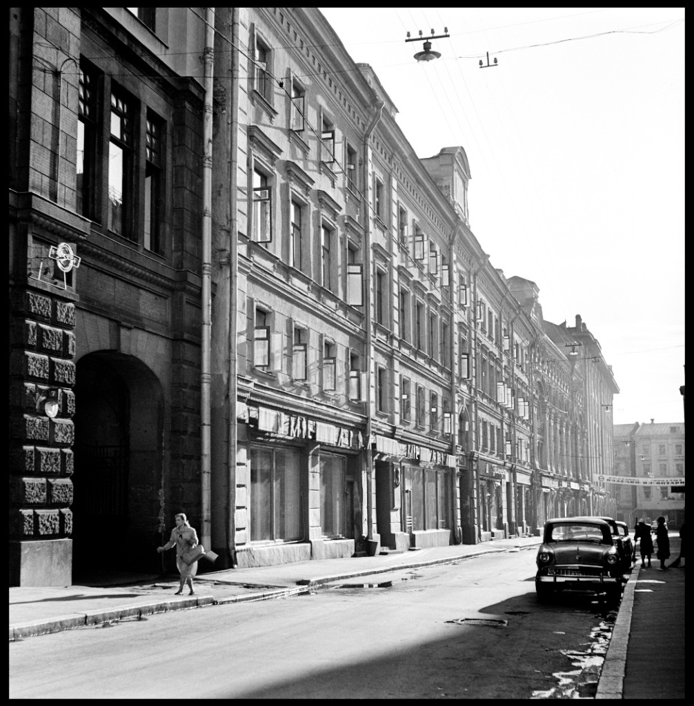 Раннее утро, Столешников переулок, Москва, 1960-е. Фотограф Игорь Пальмин