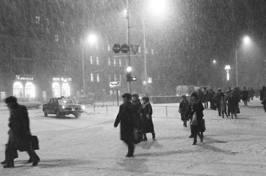 Снегопад. Пушкинская площадь, Москва, 1981. Фотограф Игорь Пальмин