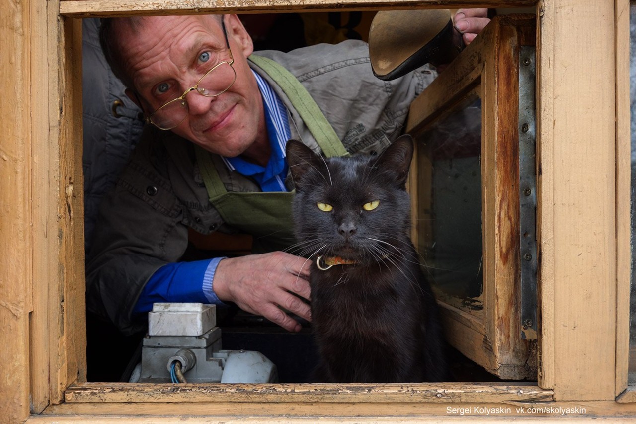 Shoemaker and Puss in Boots, Chelyabinsk. Photographer Sergey Kolyaskin