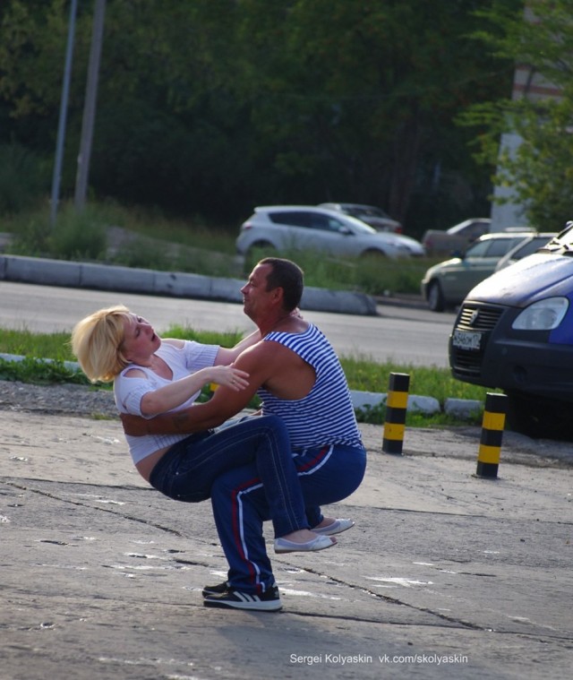 Dancing on the streets of Che. Photographer Sergey Kolyaskin