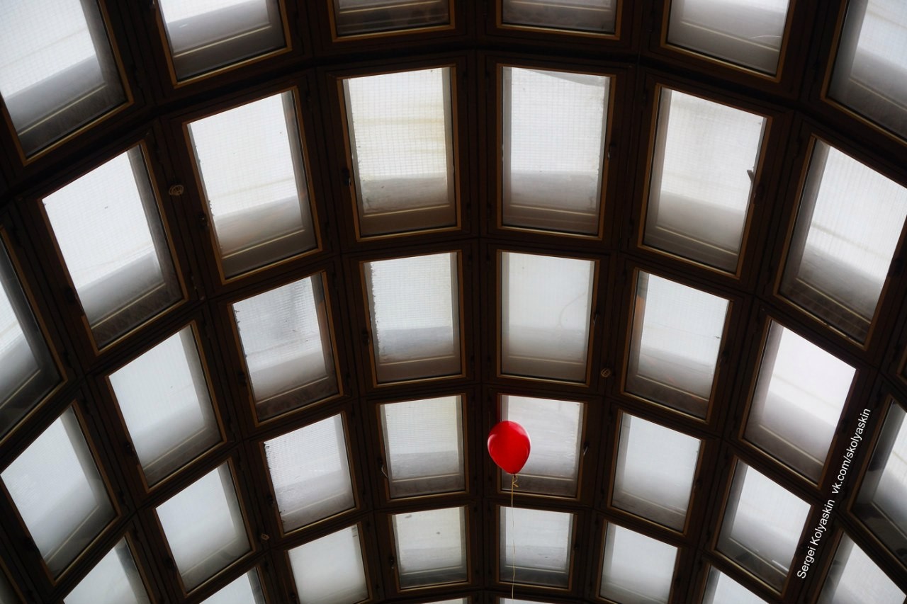 Красный шарик. Фотограф Сергей Коляскин