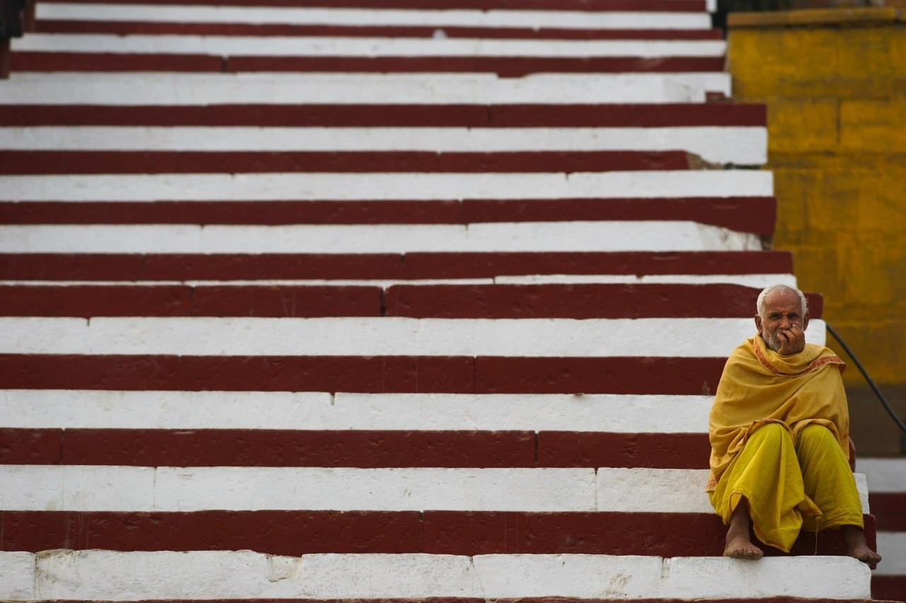 Старик на ступеньках, Индия. Фотограф Сергей Коляскин