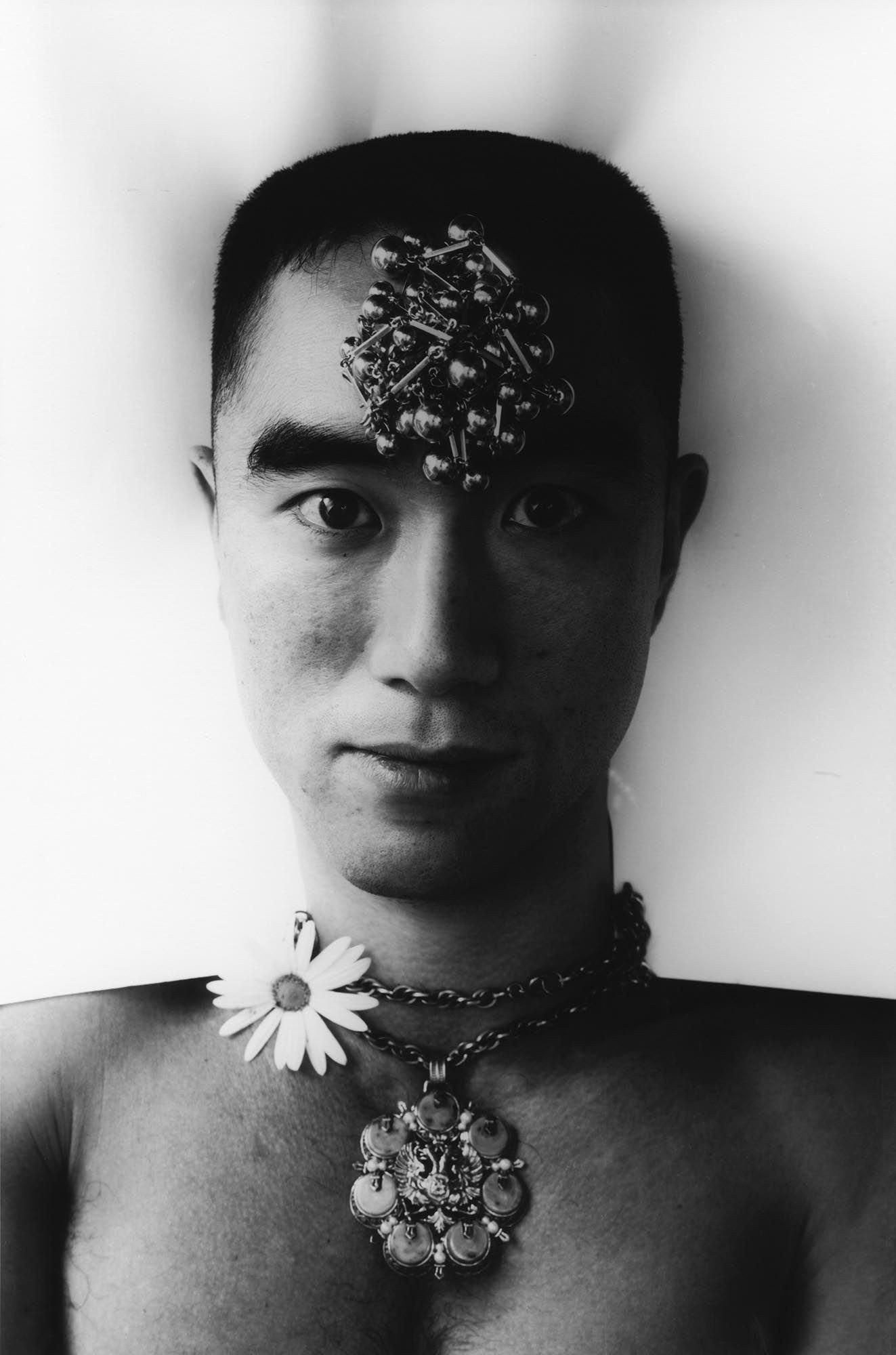 Юкио Мисима, Испытание розами, 1961-62. Фотограф Эйко Хосоэ