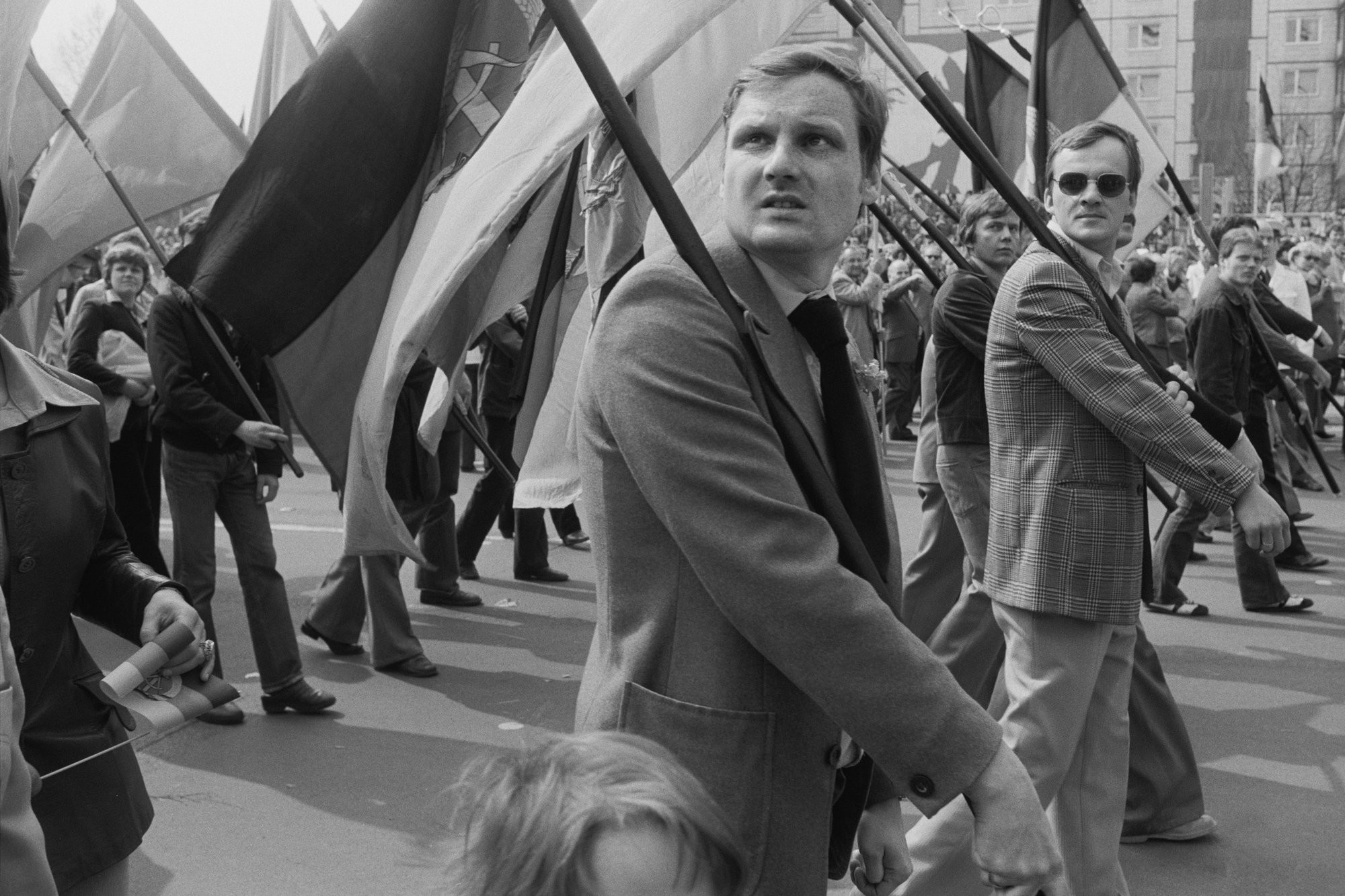 Участники парада 1 мая 1980 года в Берлине, ГДР. Фотограф Уте Малер