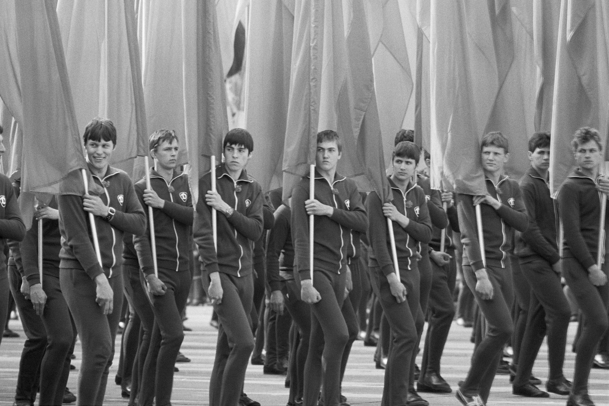 Члены спортивной организации Динамо на параде 1 мая 1980 года. Берлин, ГДР. Фотограф Уте Малер