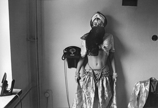 Участница развлекательной программы в гардеробной. Фельтен, 1988. Фотограф Уте Малер