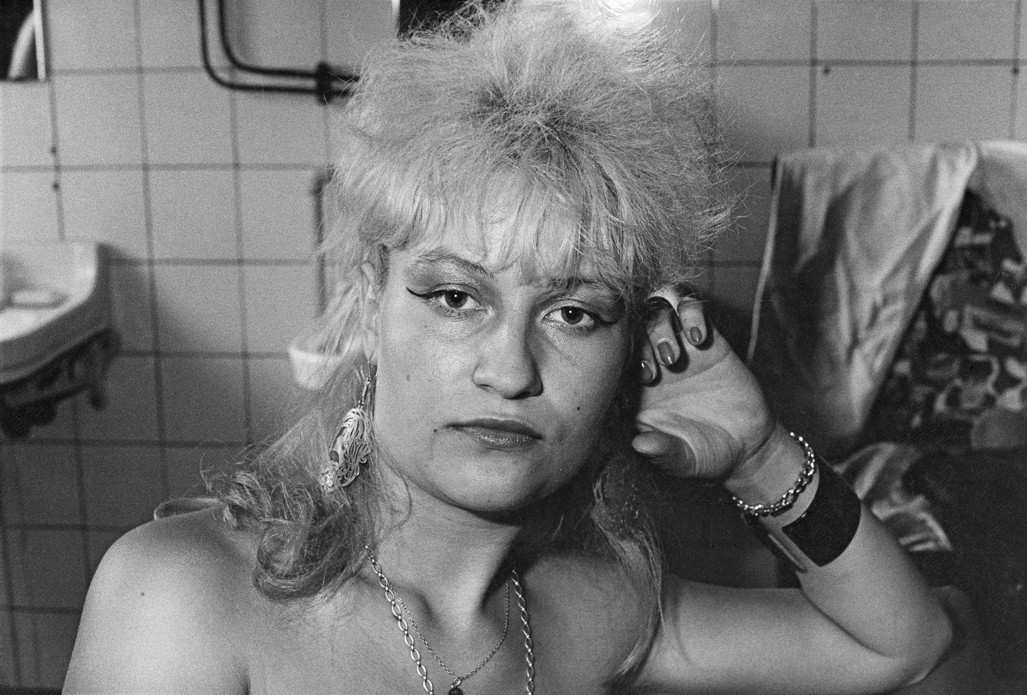 Участница развлекательной программы со стриптизом, 1988. Фотограф Уте Малер