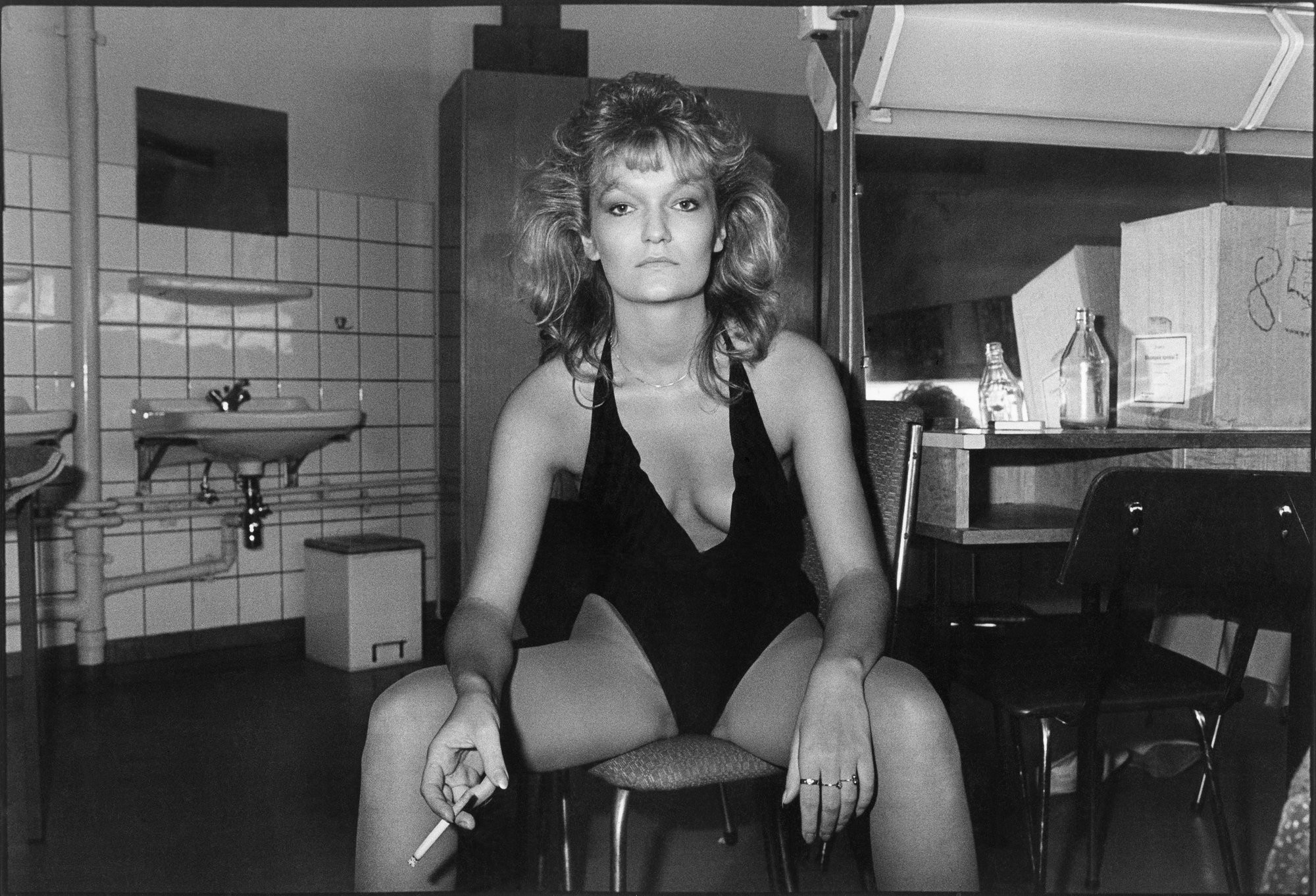 Участница эротического шоу в гардеробной. Карл-Маркс-Штадт (ныне Хемниц), Саксония, 1988. Фотограф Уте Малер