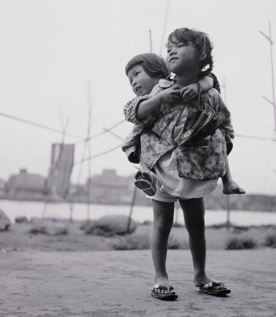 Сестры, Цукудадзима, Токио, 1955. Фотограф Сёмэй Томацу