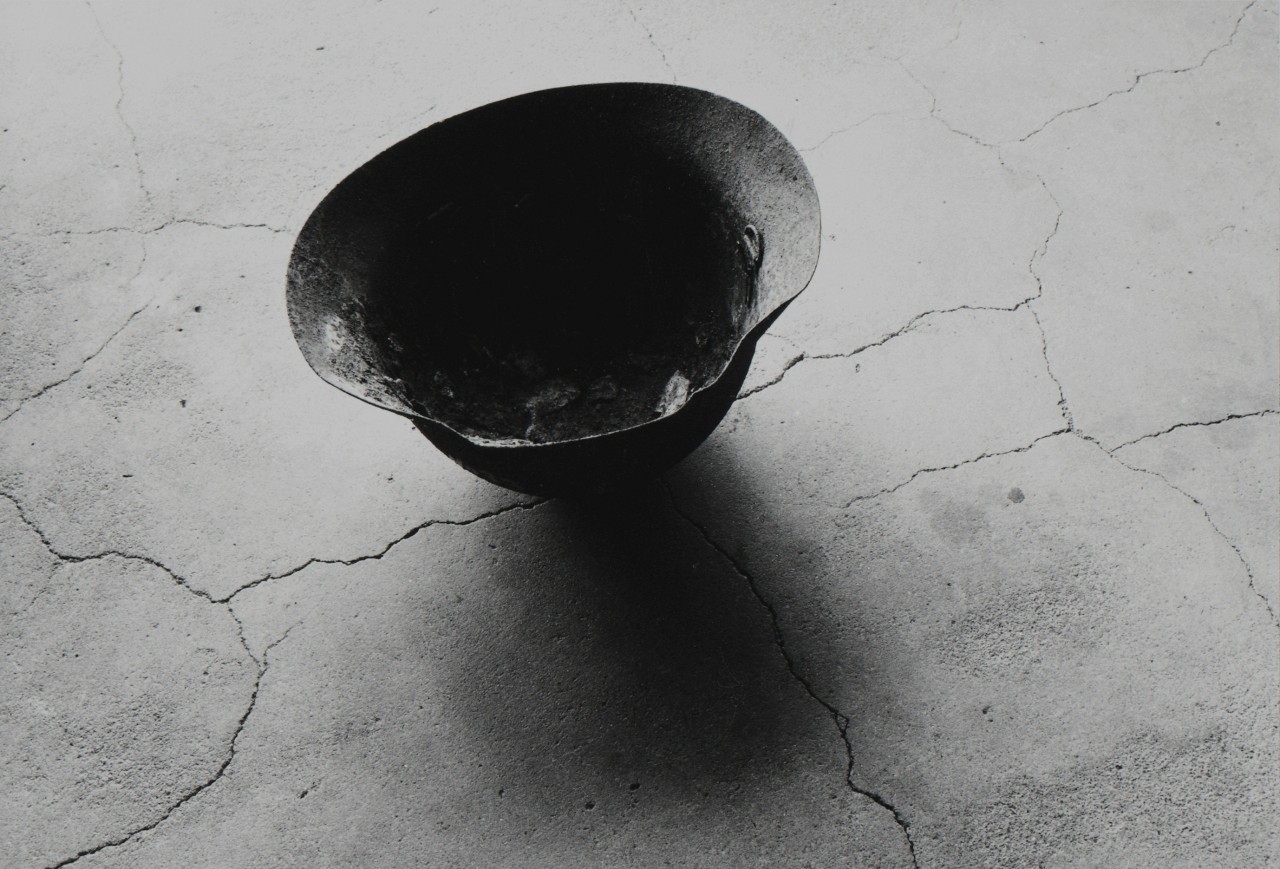 Стальной шлем с черепной костью, оплавленной атомной бомбой, Нагасаки, 1963. Фотограф Сёмэй Томацу