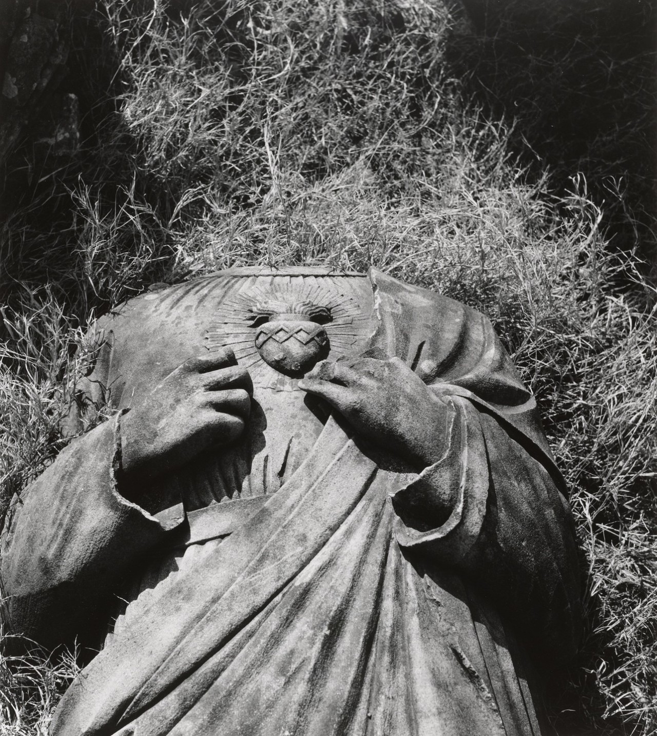 Статуя Христа в католическом соборе Ураками Теншудо, Нагасаки, 1961. Фотограф Сёмэй Томацу