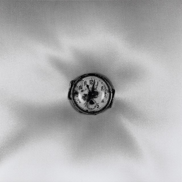 Повреждение атомной бомбой наручные часы, остановившиеся в 11.02 часов 9 августа 1945 года, Нагасаки. Фотограф Сёмэй Томацу