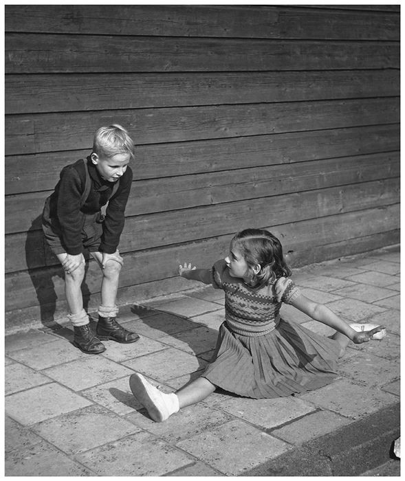 Балерина в шпагате, Амстердам, 1952. Фотограф Кис Шерер