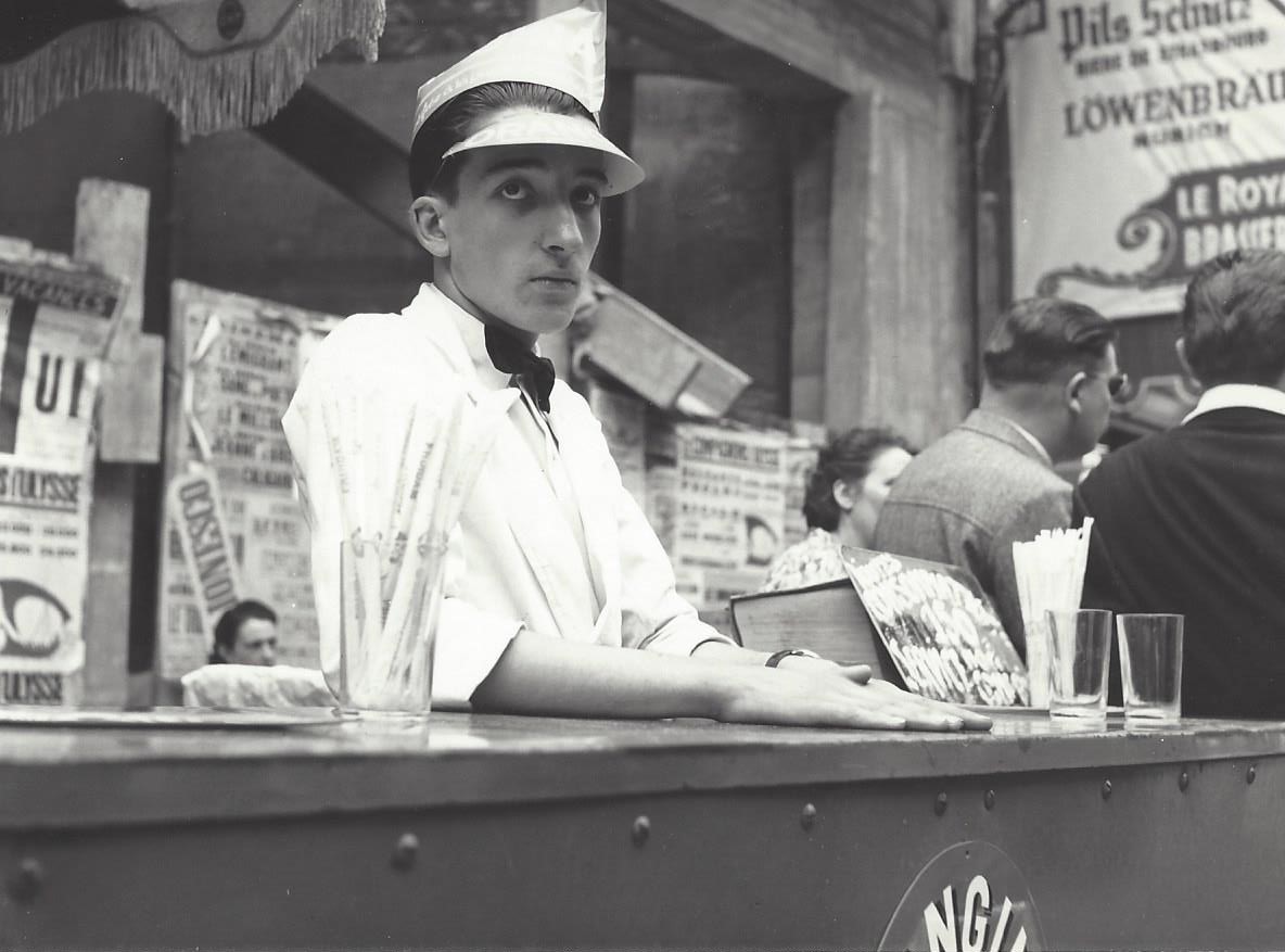 Бармен, Париж, 1950-е. Фотограф Кис Шерер