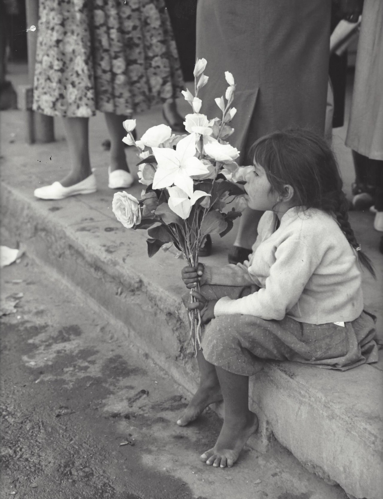 Босоногая девочка с цветами, Италия, 1958–1963. Фотограф Кис Шерер
