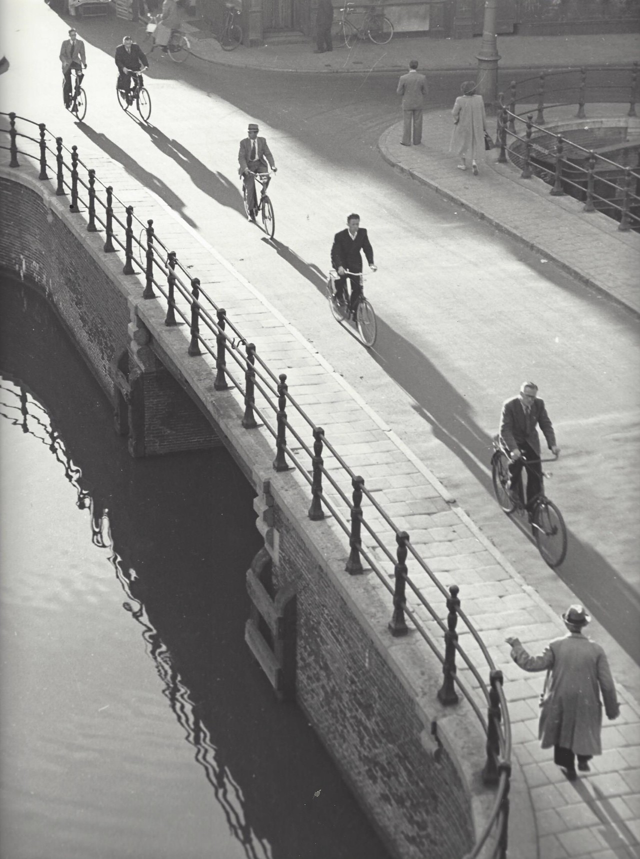 Велосипедисты, Амстердам, 1950-е. Фотограф Кис Шерер