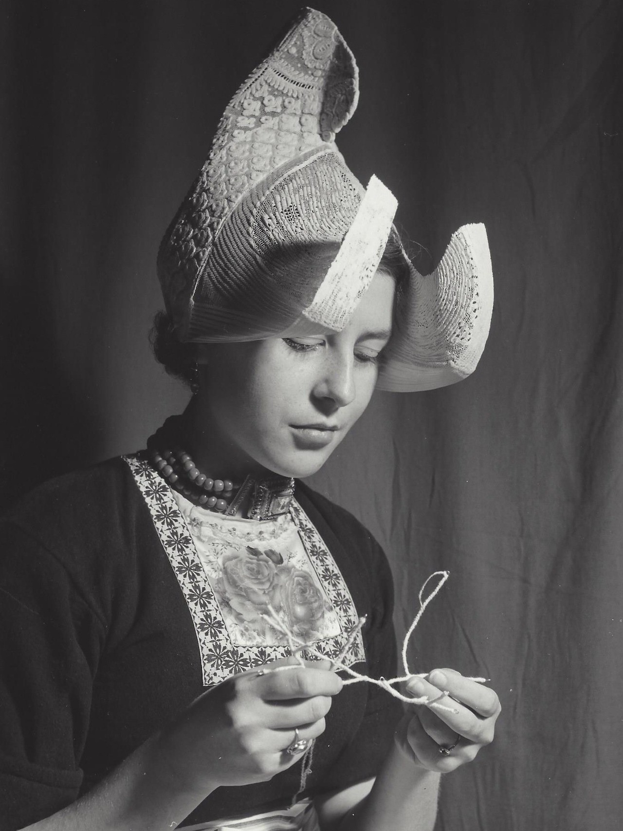 Девушка в Волендаме, Нидерланды, 1950-е. Фотограф Кис Шерер