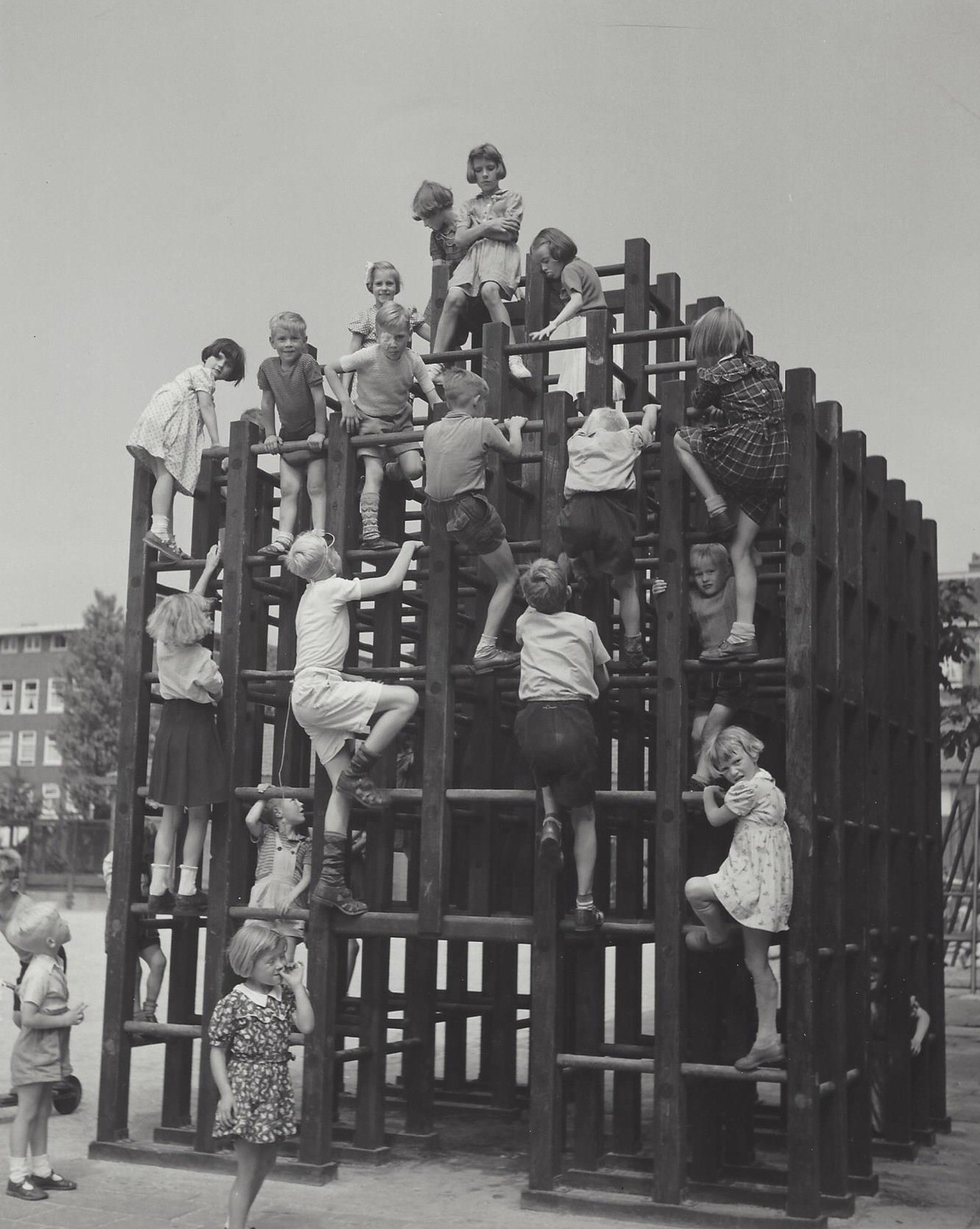 Игровая площадка, Амстердам, 1960-е. Фотограф Кис Шерер