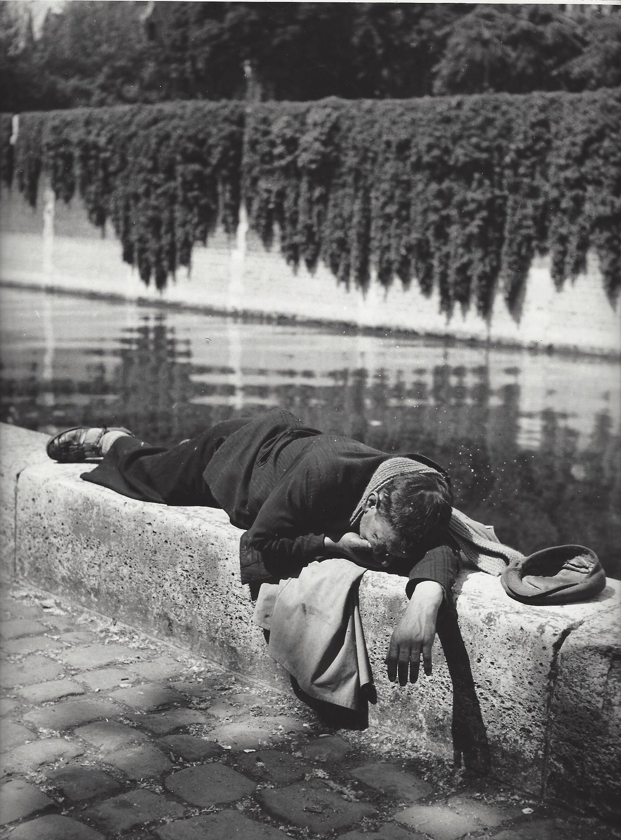 Клошар в Париже, 1950-е. Фотограф Кис Шерер