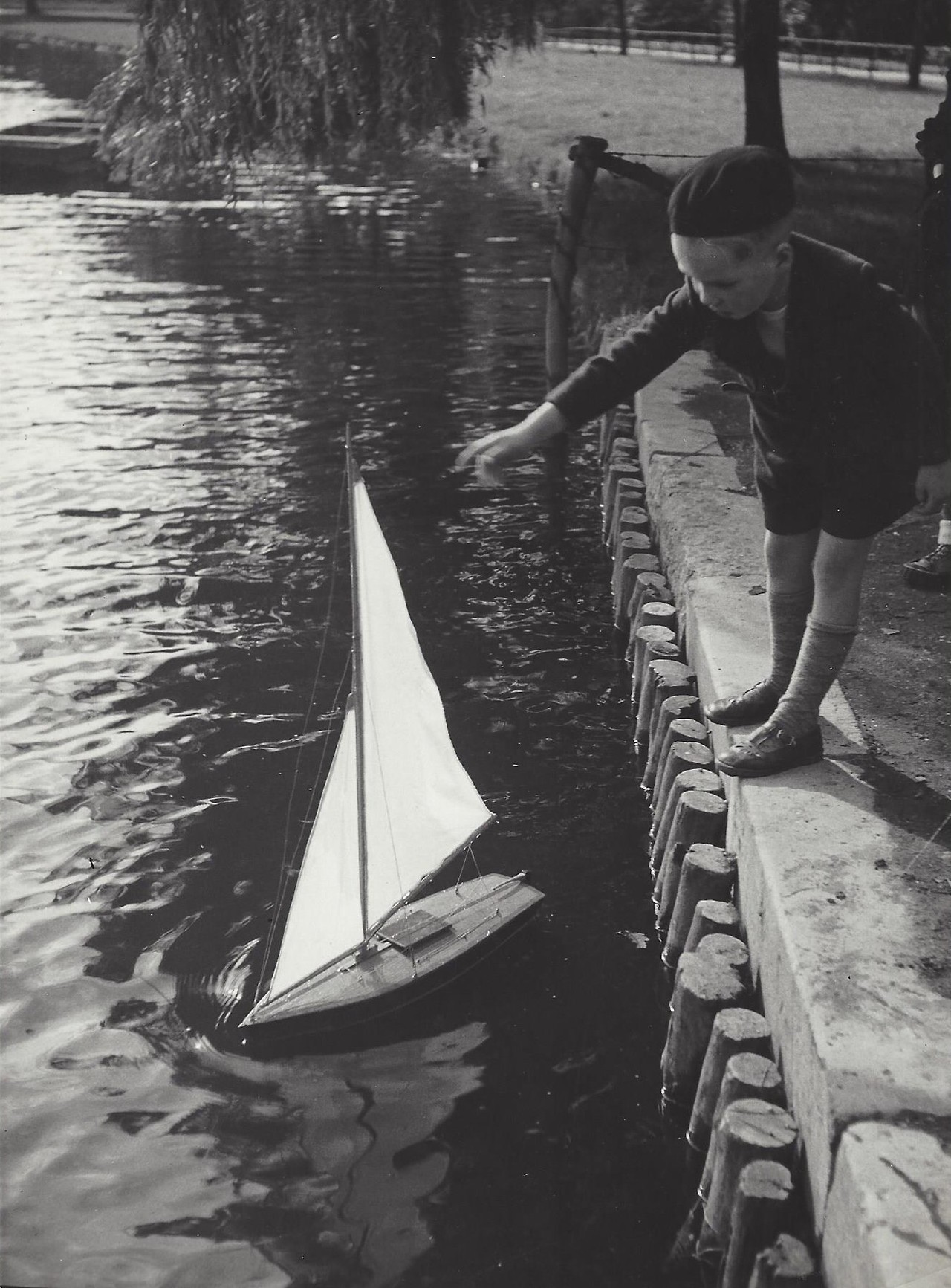 Мальчик с корабликом, Франция, 1950-е. Фотограф Кис Шерер