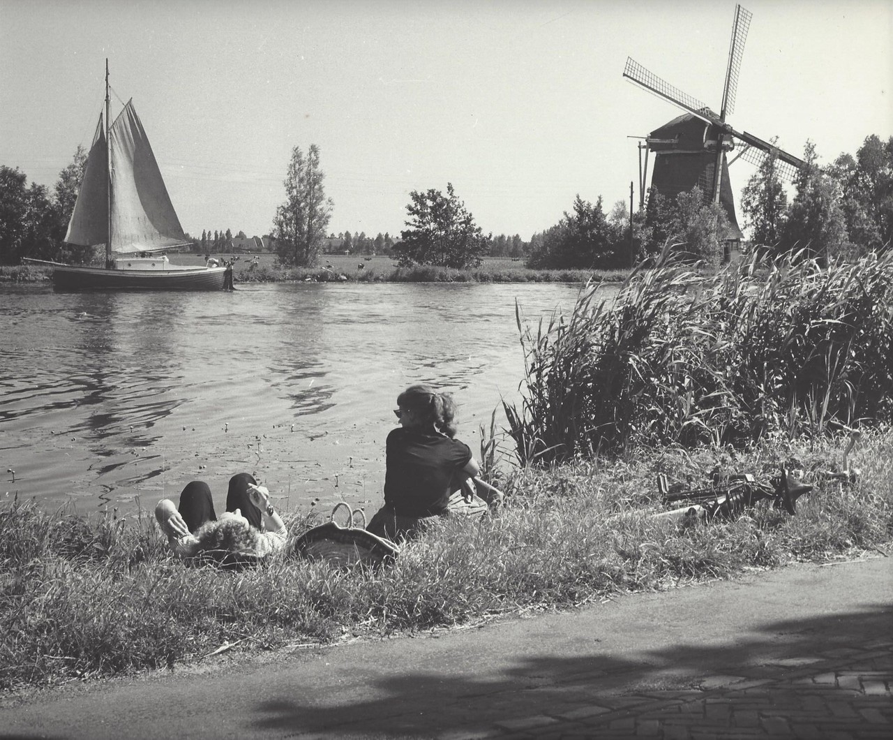 На берегу, 1950-е. Фотограф Кис Шерер