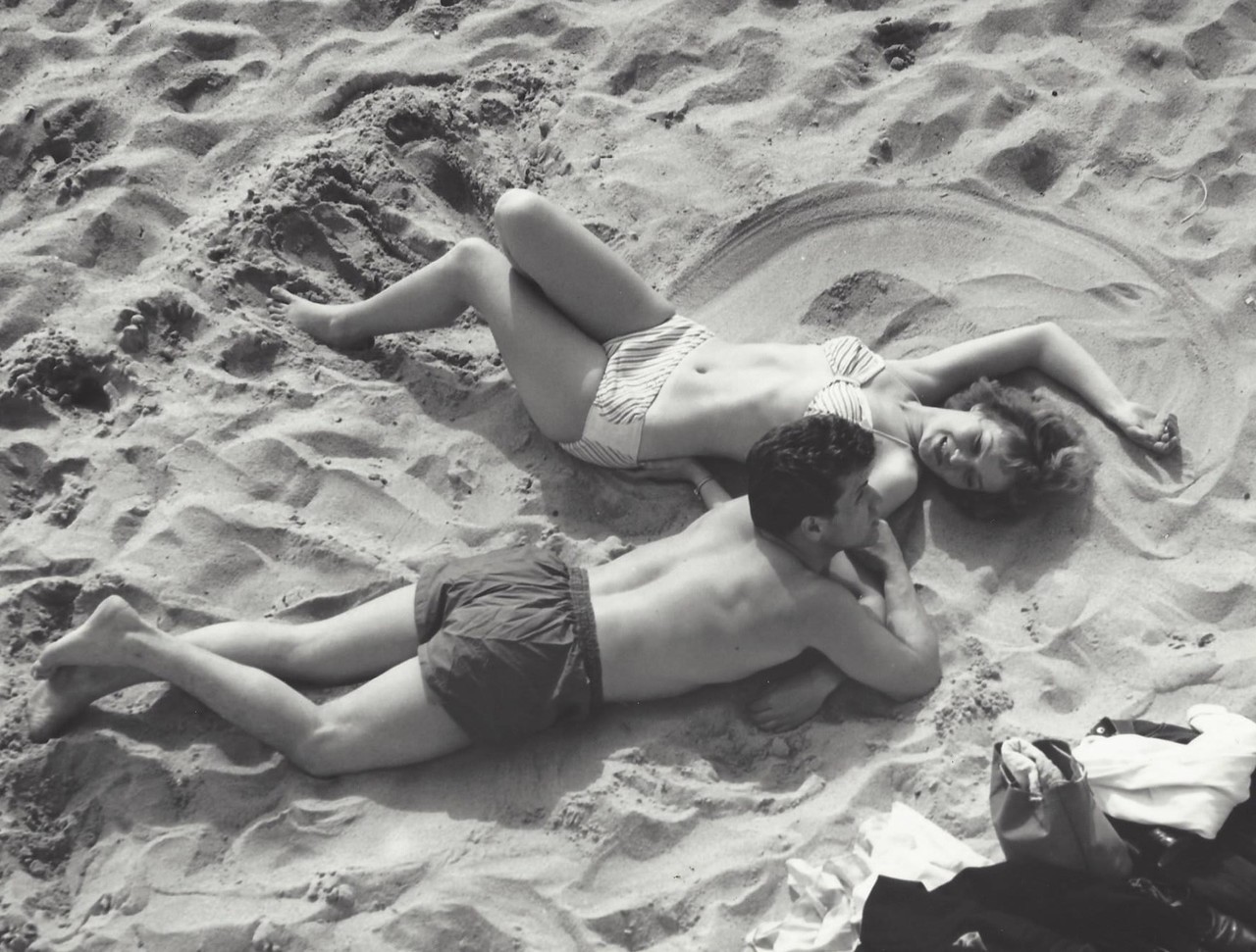 На пляже, Канны, Франция, 1957–1962. Фотограф Кис Шерер