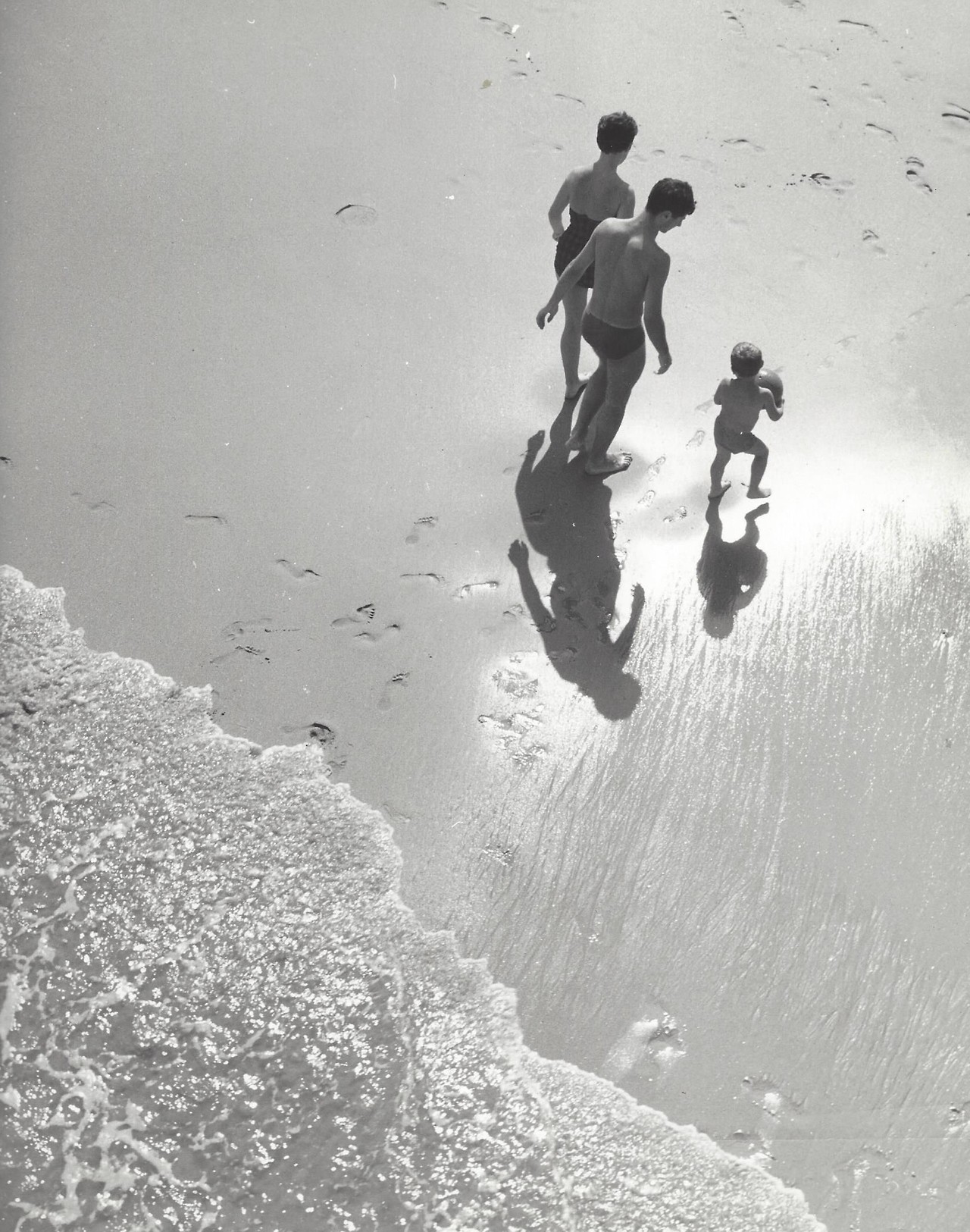 На пляже, Франция, 1957–1962. Фотограф Кис Шерер