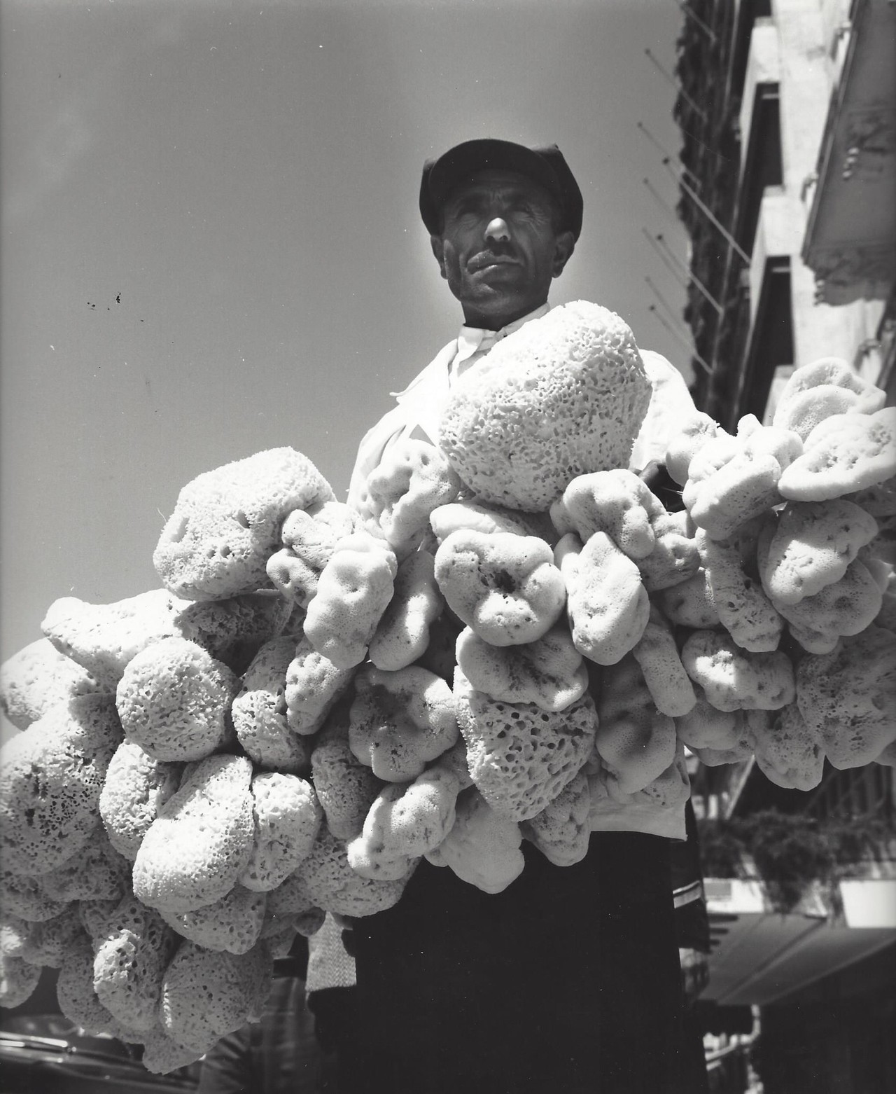 Продавец морских губок, Афины, 1960-е. Фотограф Кис Шерер