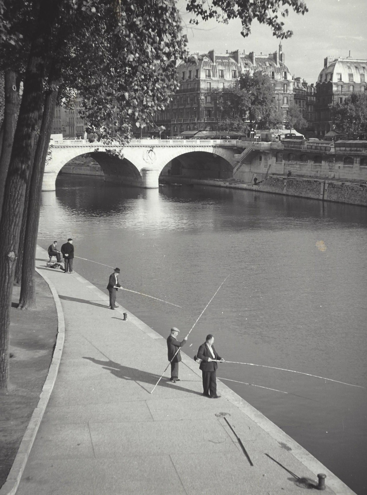 Рыбаки вдоль Сены, Париж, начало 1950-х. Фотограф Кис Шерер