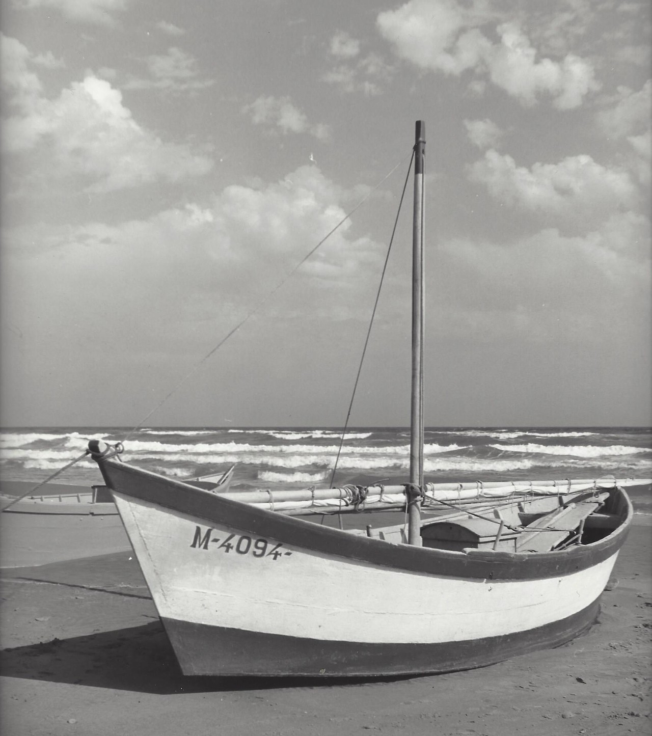 Рыбацкая лодка на пляже, Франция, 1950-е. Фотограф Кис Шерер