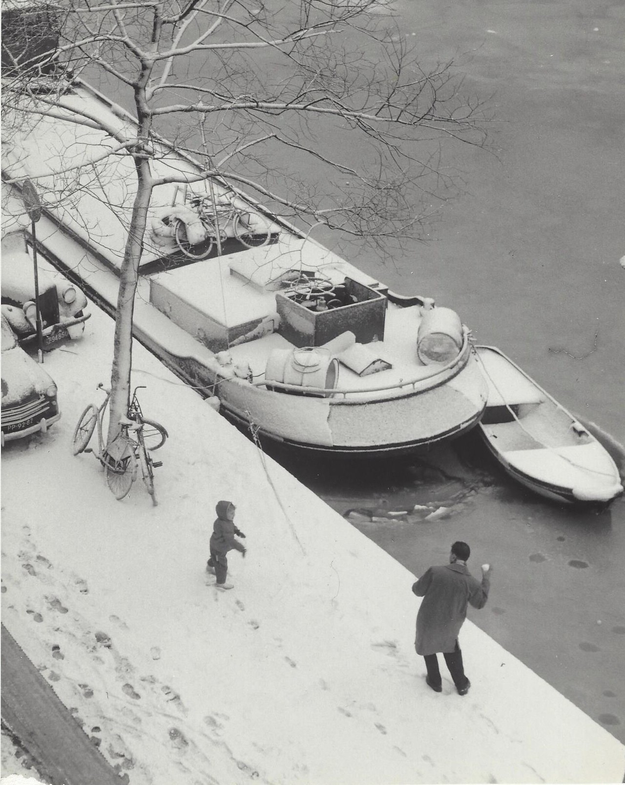 Снежки, Амстердам, 1950-е. Фотограф Кис Шерер