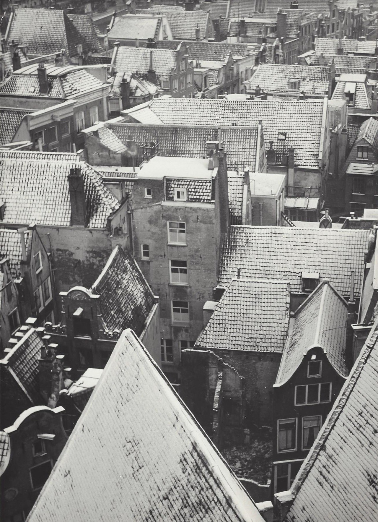 Снежные крыши Амстердама, 1950-е. Фотограф Кис Шерер