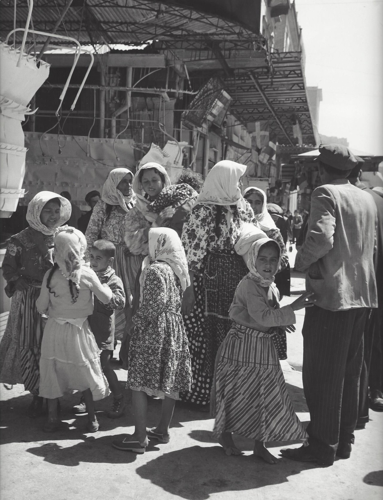 Цыганские женщины и дети, Афины, 1960-е. Фотограф Кис Шерер