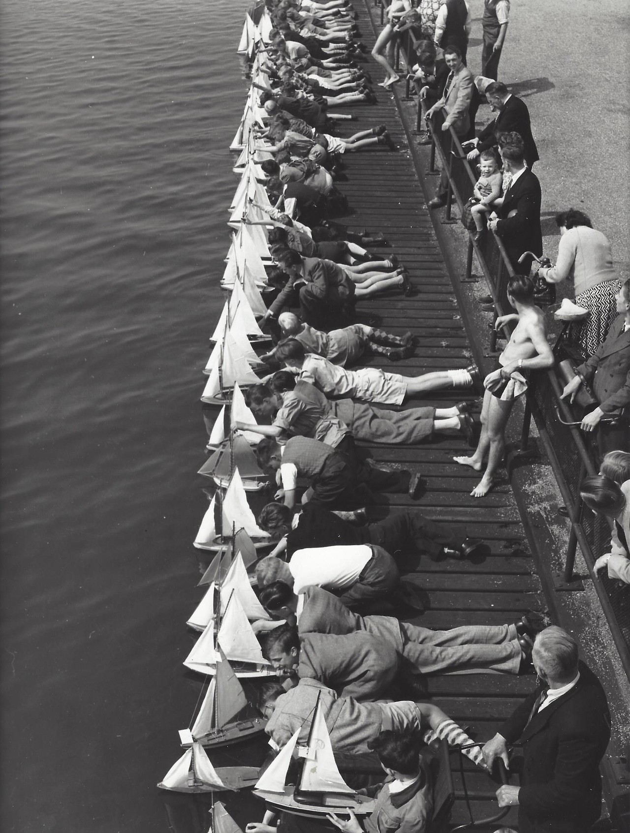 Любители корабликов, Амстердам, 1948–1953. Фотограф Кис Шерер
