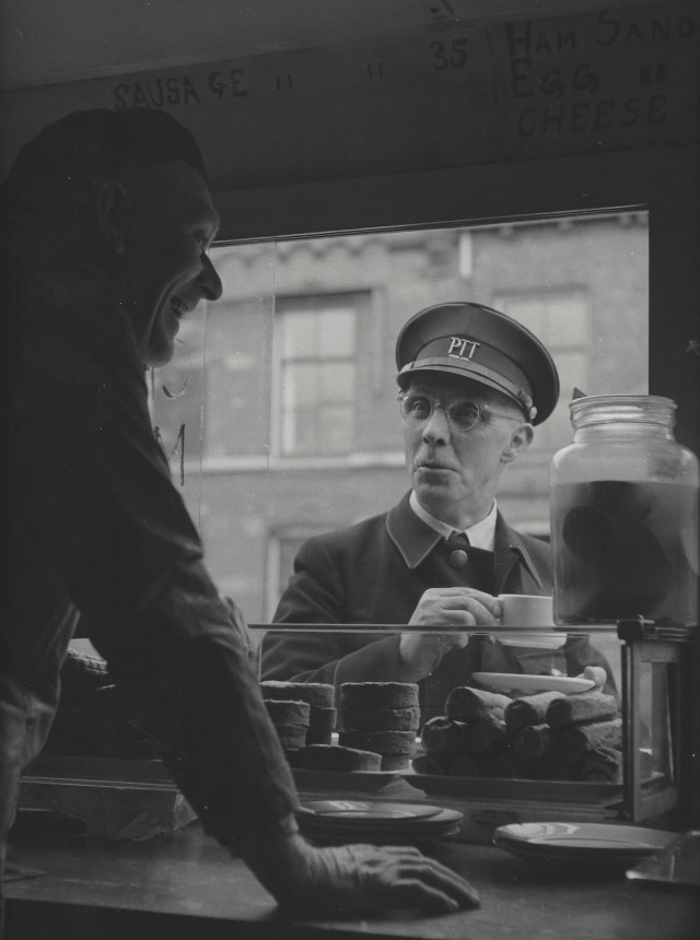У почтальона перерыв, Амстердам, 1950-е. Фотограф Кис Шерер