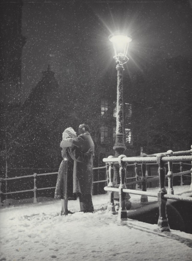 Любовь и снег, Амстердам, 1950-е. Фотограф Кис Шерер
