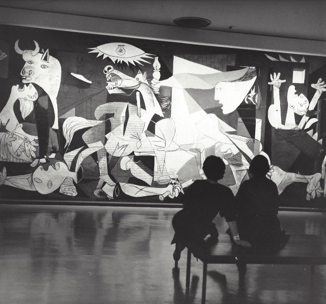 Перед картиной «Герника» Пабло Пикассо в Музее современного искусства на Манхеттене, 1959. Фотограф Кис Шерер